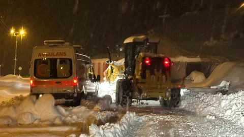 Siirt'te Mahsur Kalan Ambulans Kurtarıldı