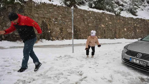 Adana'da İlk Kar Yağışı Eğlencesi