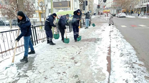 Siirt'te Karla Mücadele Çalışmaları Sürüyor