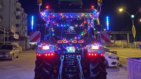 Muğla'da Led Işıklı Traktör İlgi Odağı Oldu
