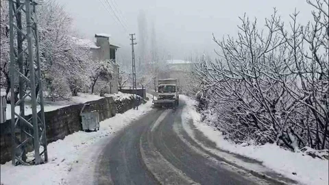 Mersin’in Yüksek Kesimlerinde Kar Mesaisi: Büyükşehir Ekipleri Gece-gündüz Sahada