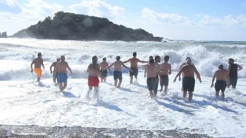 Bozyazı'da 1 Ocak Klasiği: Rüzgâr ve Dalgalara Meydan Okuyup Denize Girdiler