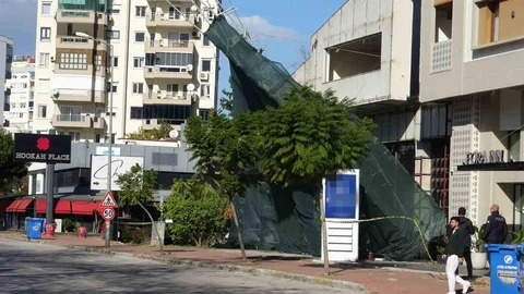 Antalya’da Şiddetli Rüzgar İnşaat Iskelesini Sökerek Yola Devrildi