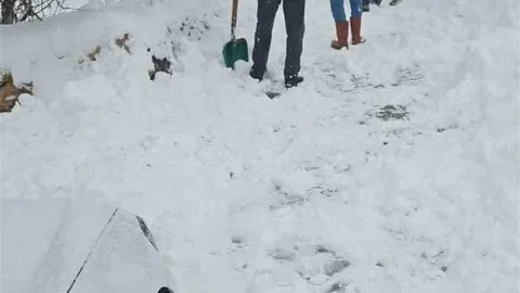 Diyarbakır'da Köylüler Yolları Açtı