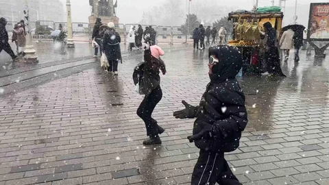 Endonezyalı Turistlerin Kar Sevinci İstanbul'da Yaşandı