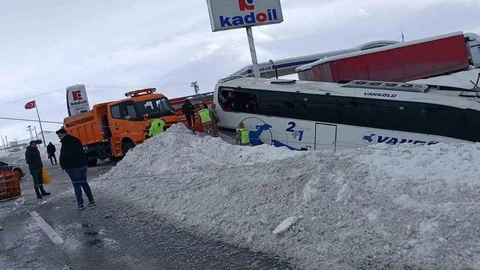 Van'da Yolcu Otobüsü Kazası