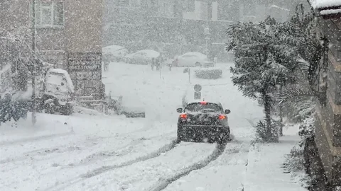 İstanbul'da Kar Yağışı Zorluk Yarattı