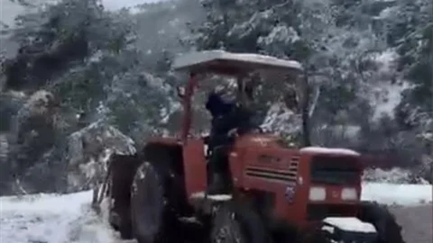 Osmaniye'de Muhtar Yol Açıyor