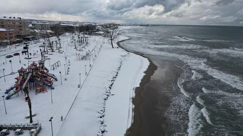 Karadeniz’in Dalgaları ve Kar Yağışı