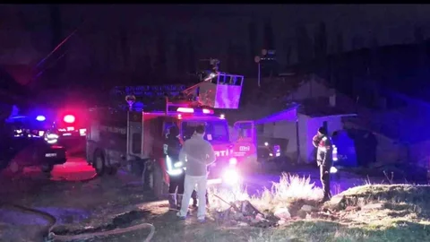 Emet'te Ahşap Evde Yangın Kontrol Altına Alındı