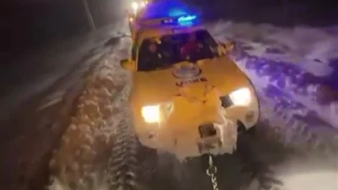 Karlı Yolda Mahsur Kalan Ekipler İçin Köylüler Yardıma Geldi