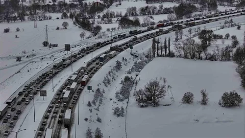 Bolu Geçişinde Kar Yağışı Nedeniyle Trafik Durdu
