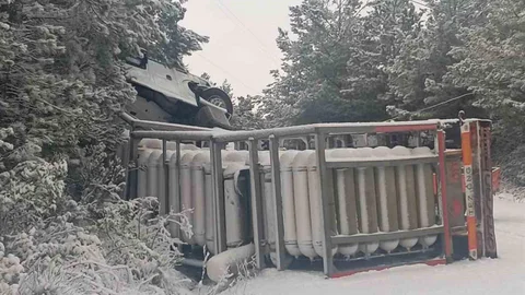 Kastamonu'da Doğalgaz Tırı Devrildi