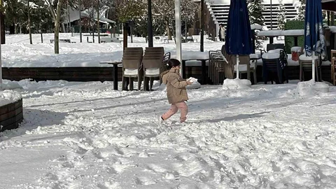 Düzce'de Kar Yağışı Çocukları Sevindirdi