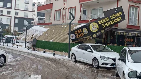 Batman'da Kar Yağışı Sundurmayı Çöktürdü