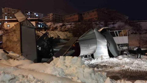 Sason'da Çatı Çöktü