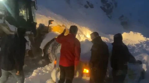 Şemdinli'de Çığ Altında Kurtarma Çalışması