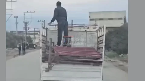 Mersin'de Hırsızlık Anı Kamerada: Kendini Belediye Çalışanı Olarak Tanıtan Şüpheliler Demir Çaldı