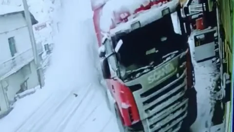 Kontrolden Çıkan Tır Evde Hasara Neden Oldu