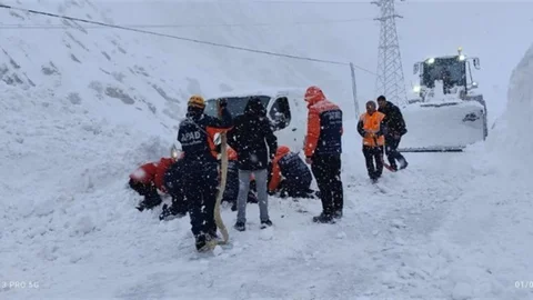 Hakkari'de Çığ Altında Kurtarma Operasyonu