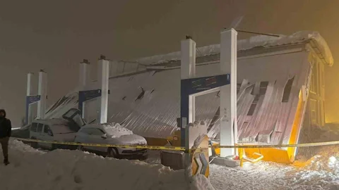 Hakkari'de Akaryakıt İstasyonu Çatısı Çöktü