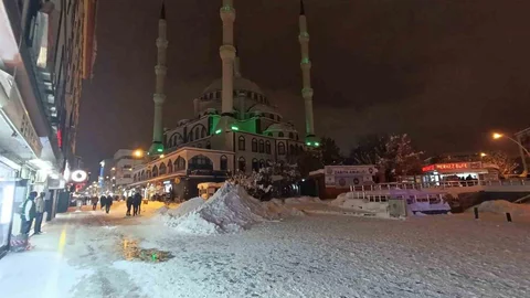 Ağrı’da Düşen Buz Sarkıtı Yaraladı