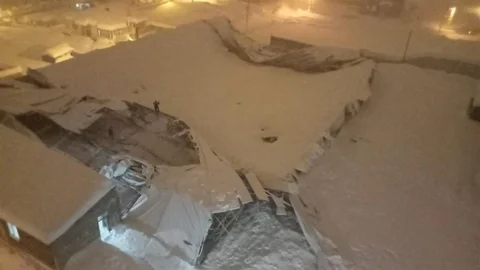 Yüksekova’da Halı Sahanın Çatısı Çöktü