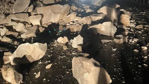 Dağdan Düşen Kayalar Yolu Kapatıyor