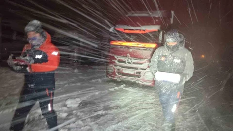 Van'da Mahsur Kalanlara Kumanya Desteği