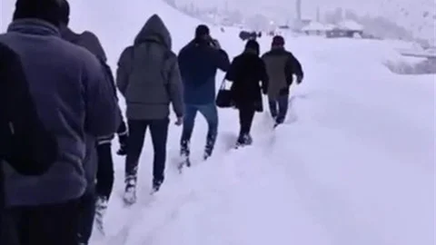 Hakkari'de Çığ nedeniyle Mahsur Kalan 100 Kişi Kurtarıldı