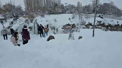 Muradiye Şelalesi'nde Ziyaretçi Artışı