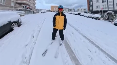 Bursa’da Kayakla İşe Giden Vatandaş Görüntülendi