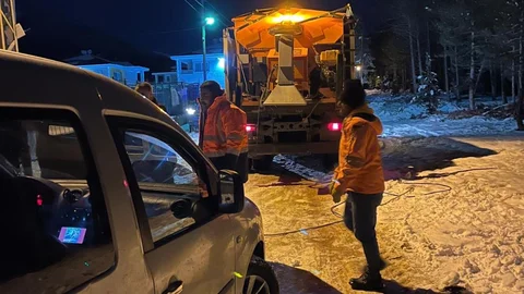 Tarsus Karboğazı'nda Kar Nedeniyle Şarampole Savrulan Araç Kurtarıldı