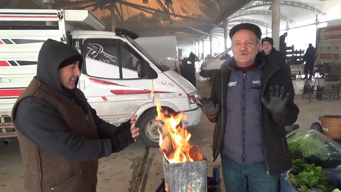 Kütahya'da Pazarcılar Soğuktan Korunmaya Çalışıyor