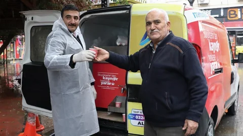 Mersin Büyükşehir’den Soğuk Havada Kaynar İkramı: Vatandaşların İçi Isındı