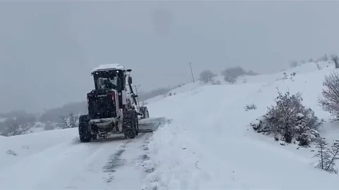Elazığ'da Köy Yolu Çalışmaları Devam Ediyor