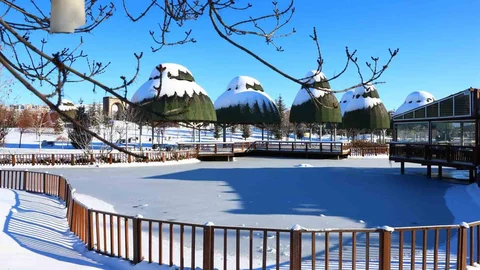 Elazığ'da Süs Havuzları Dondu