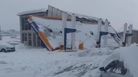 Hakkari Derecik'te Çatı Çöktü