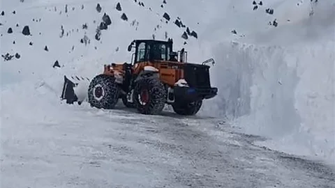 Çatak'ta 24 Saatte 6 Çığ Düşmesi Yaşandı