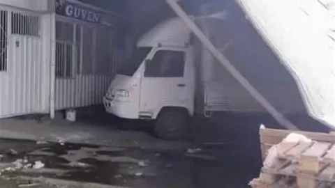 Diyarbakır'da Kar Yağışı Çatıları Çöktürdü