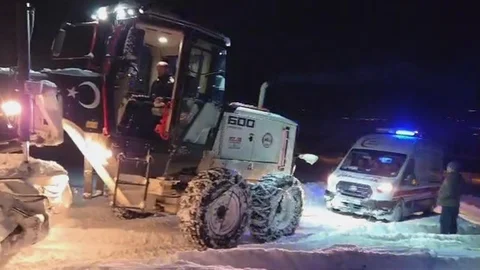 Elazığ'da Mahsur Kalan Ambulans Kurtarıldı