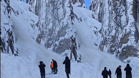 Hakkari'de Çığ Düşmesi Görüntülendi