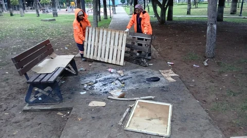 Tarsus Atatürk Gençlik ve Ötüken Parkı’nda Vandalizm Devam Ediyor: Kimliği Belirsiz Kişiler Oturma Banklarını Yaktı
