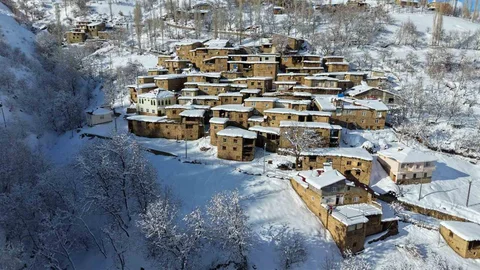 Hizan'da Karla Kaplı Taş Evler