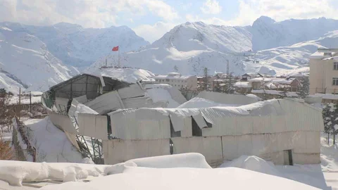 Hakkari'de Halı Sahanın Tavanı Çöktü