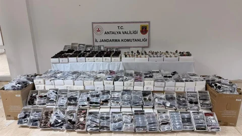 Antalya'da Gümrük Kaçağı Gözlük ve Saat Ele Geçirildi