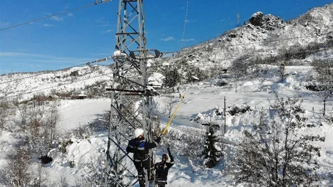 Çoruh EDAŞ Kar Yağışında Enerji İçin Çalışıyor