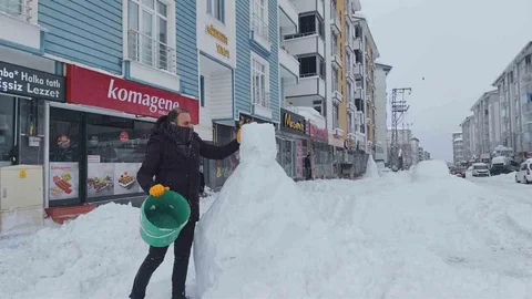 Erciş'te Esnaf Kardan Adam Yaptı