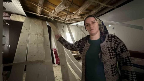 Yüksekova'da Evin Tavanı Kar Ağırlığıyla Çöktü