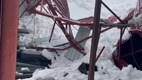 Derecik'te Ahır Çatısı Çöktü